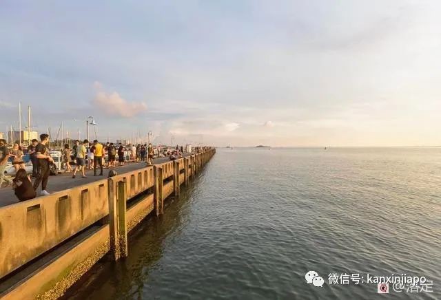 在新加坡看落霞云归，远眺柔佛海峡灯塔复明