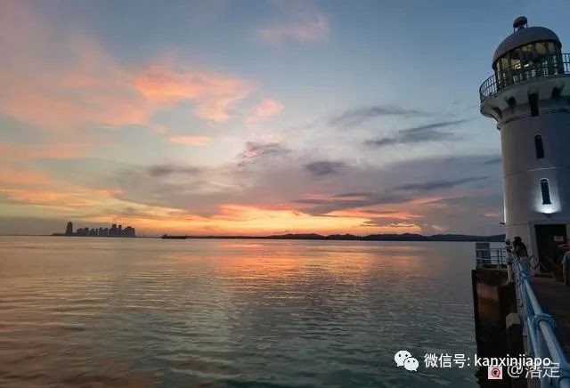 在新加坡看落霞云归，远眺柔佛海峡灯塔复明