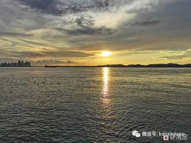 在新加坡看落霞云归，远眺柔佛海峡灯塔复明