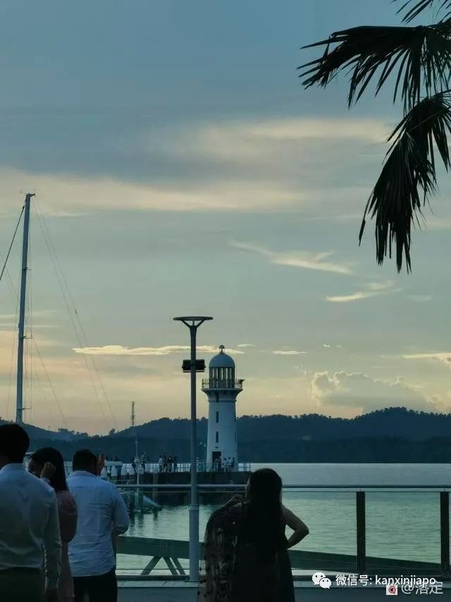 在新加坡看落霞云归，远眺柔佛海峡灯塔复明