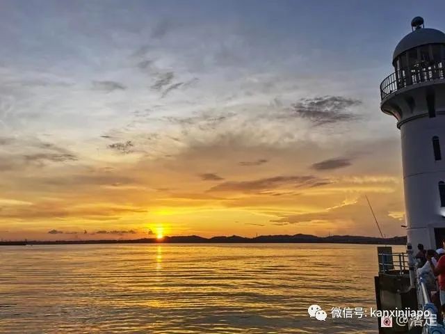 在新加坡看落霞云归，远眺柔佛海峡灯塔复明