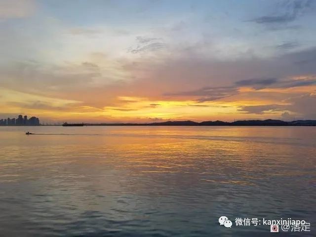 在新加坡看落霞云归，远眺柔佛海峡灯塔复明