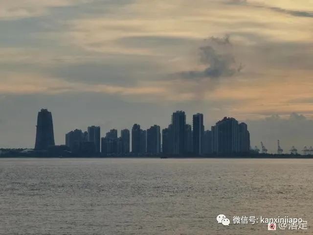 在新加坡看落霞云归，远眺柔佛海峡灯塔复明
