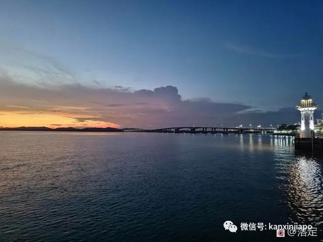 在新加坡看落霞云归，远眺柔佛海峡灯塔复明
