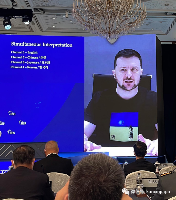 澤連斯基最IN穿搭,原來出自這位新加坡女孩…