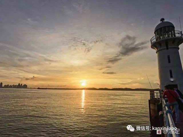 在新加坡看落霞云归，远眺柔佛海峡灯塔复明