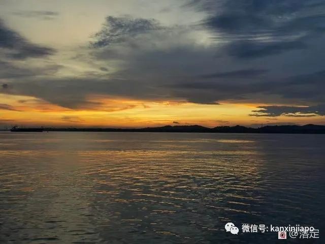 在新加坡看落霞云归，远眺柔佛海峡灯塔复明