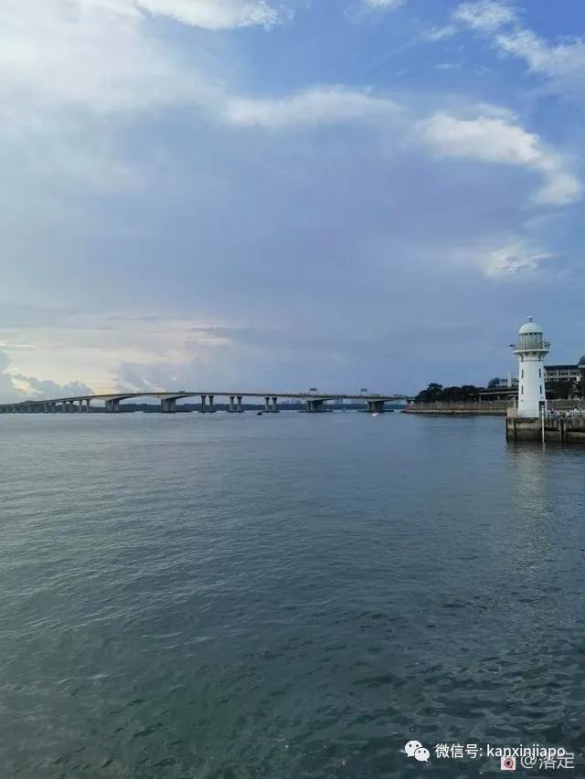在新加坡看落霞云归，远眺柔佛海峡灯塔复明