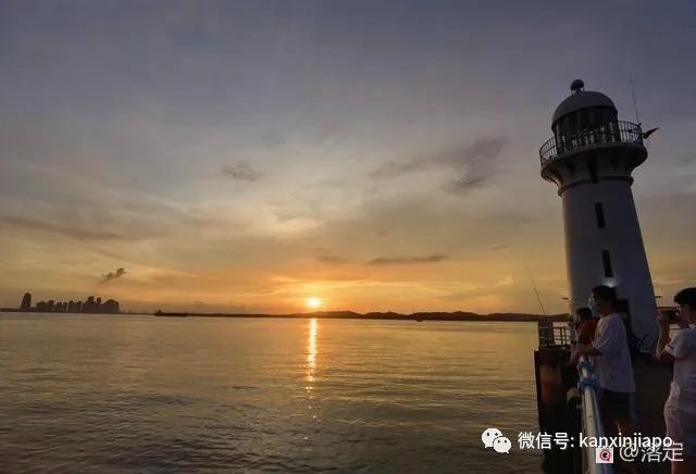 在新加坡看落霞云归，远眺柔佛海峡灯塔复明