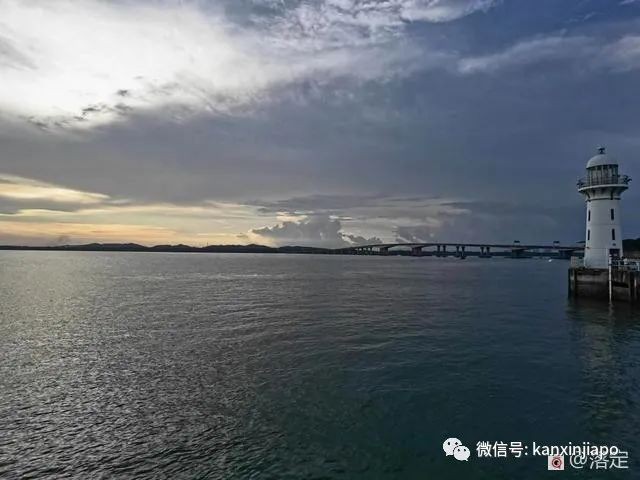 在新加坡看落霞云归，远眺柔佛海峡灯塔复明