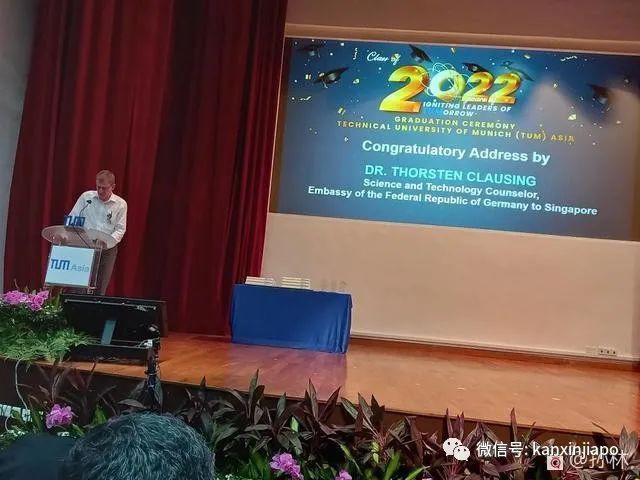 人生的裏程碑,畢業典禮後將要獨自面對社會了...