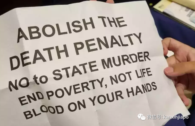 新加坡国大毕业生在典礼上抗议死刑！警察和学校最新处理结果来了~