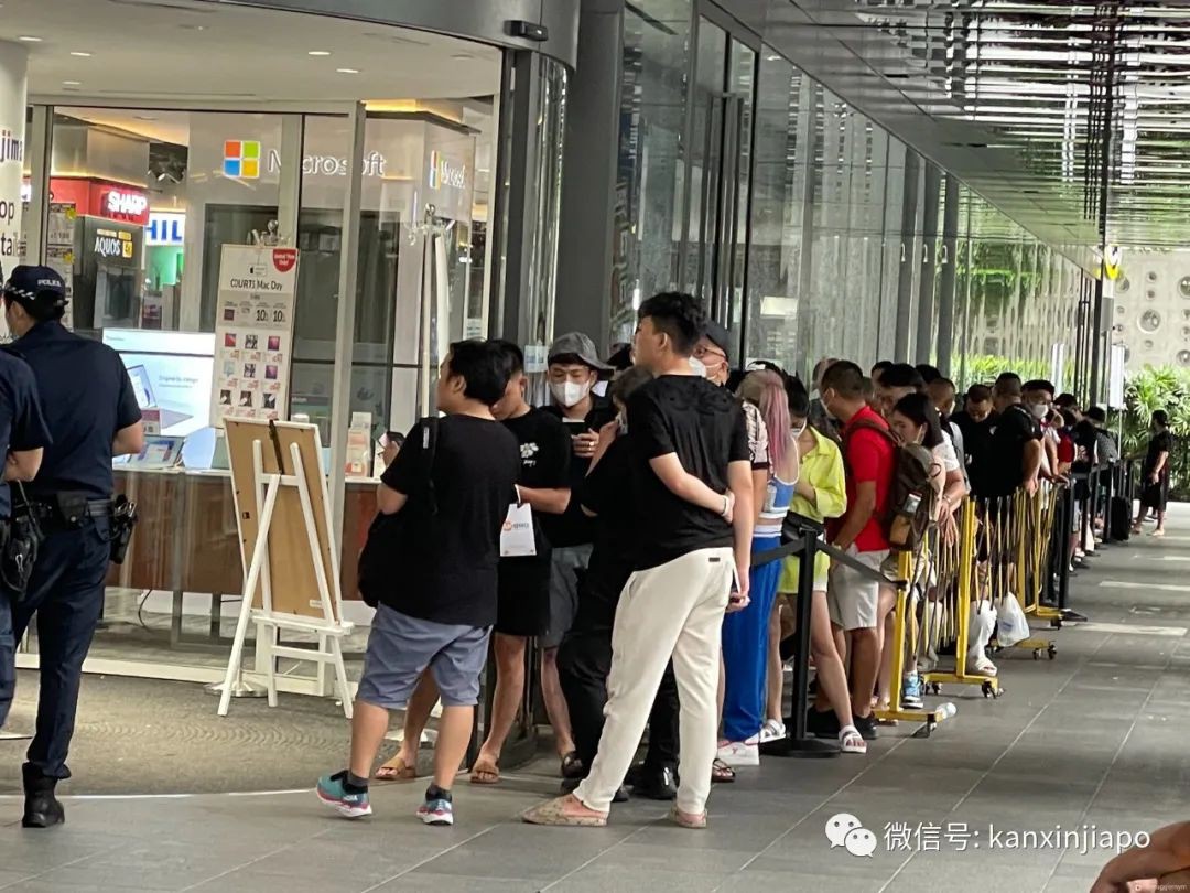 新加坡乌节路500人连夜排长龙抢iPhone!警方都出动了
