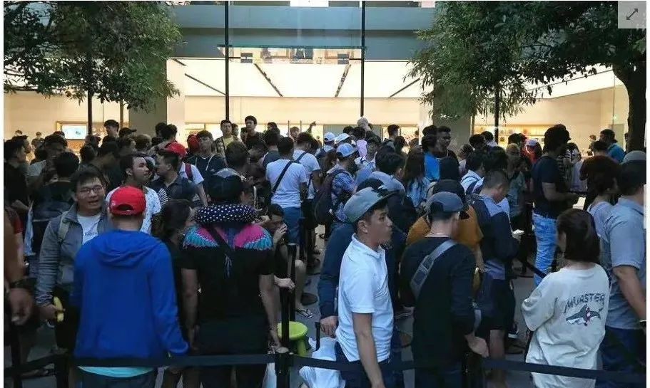 新加坡乌节路500人连夜排长龙抢iPhone!警方都出动了