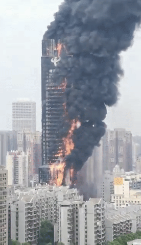 突发！中国一大楼发生大火，整栋楼都燃起来了，现场实拍让人震惊