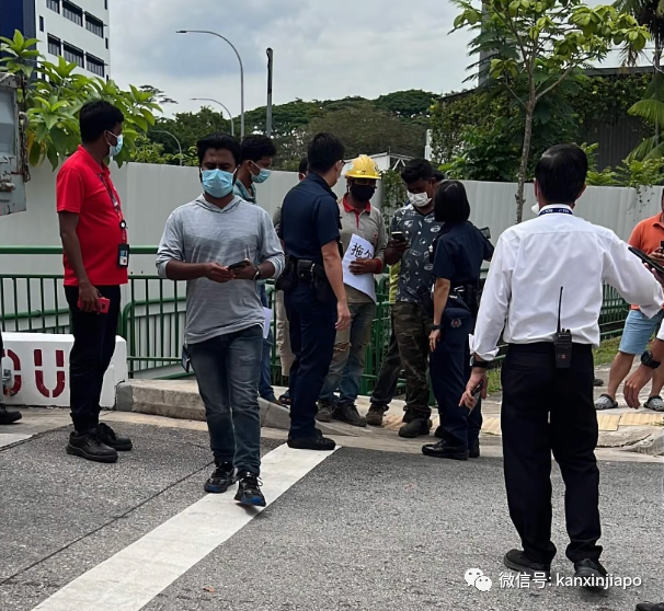疑似被拖欠工资，新加坡外籍劳工举纸抗议、堵公司大门