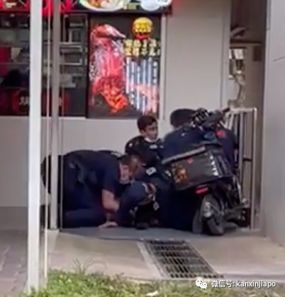 突发！新加坡一男子用刀劫持女子，与警方对峙