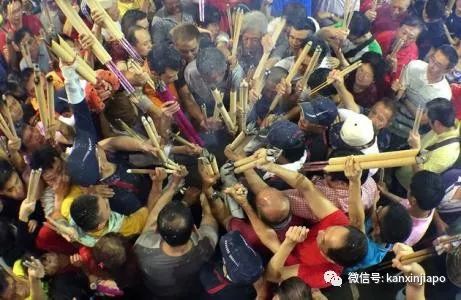 疯狂,新加坡人大年初一都会干这件事?!