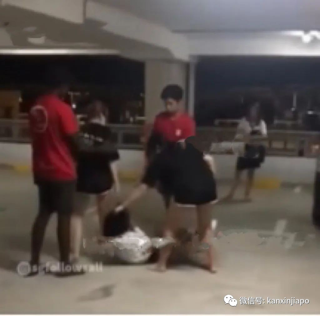 新加坡15岁少年大庭广众被围殴！录视频、疯狂打脸，还想扒光衣服...暴力程度令人发指