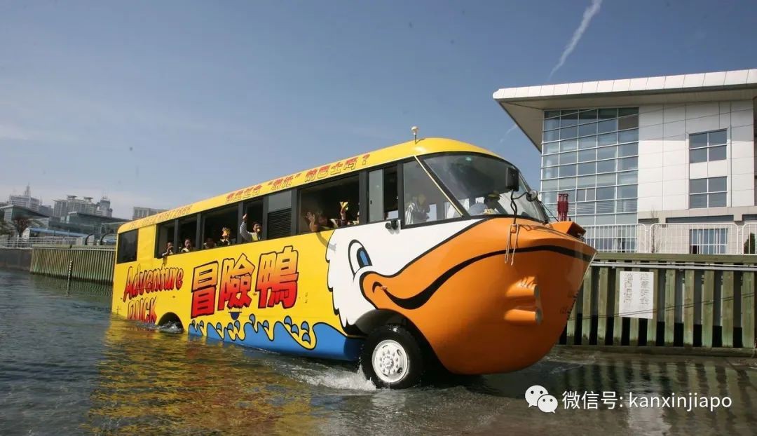 能走又能游！新加坡著名鸭子船，原身竟是二战战舰