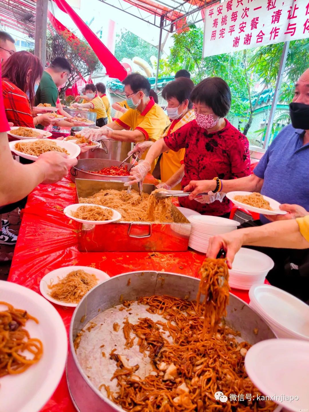 新加坡庙宇的新春氛围：抢头香、供佛、吃平安餐