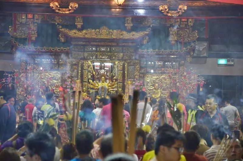 疯狂,新加坡人大年初一都会干这件事?!