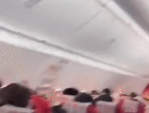 拉萨航班高空下坠多次、持续十分钟，有人边哭边写“遗言”