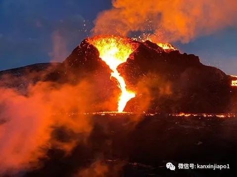 印度尼西亚默拉皮火山喷发浓烟，引起多起地震