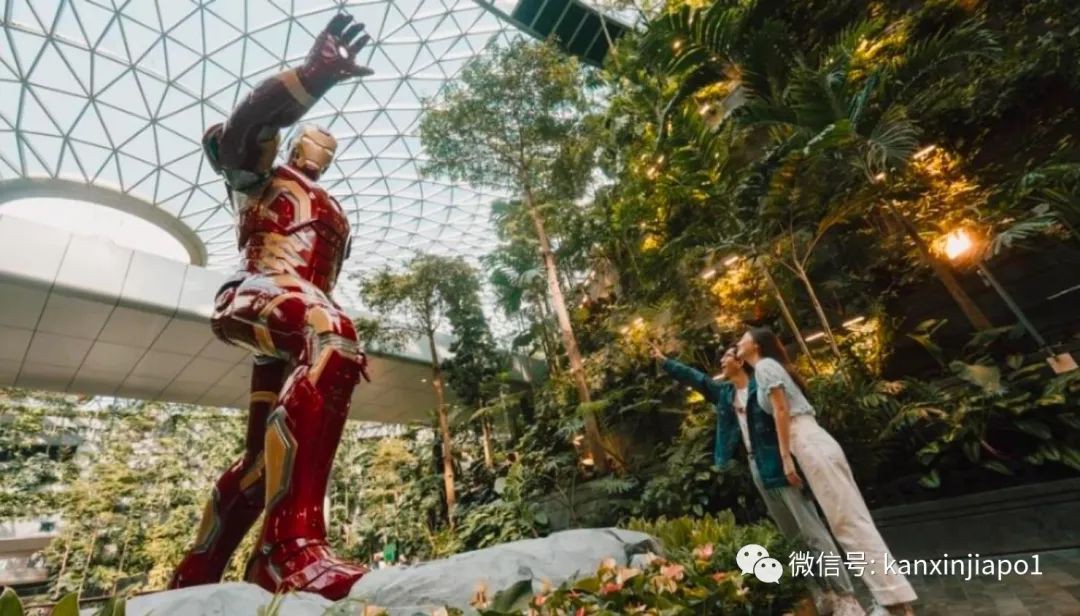 《复仇者联盟》来樟宜机场了,快来和5米高的钢铁侠合影