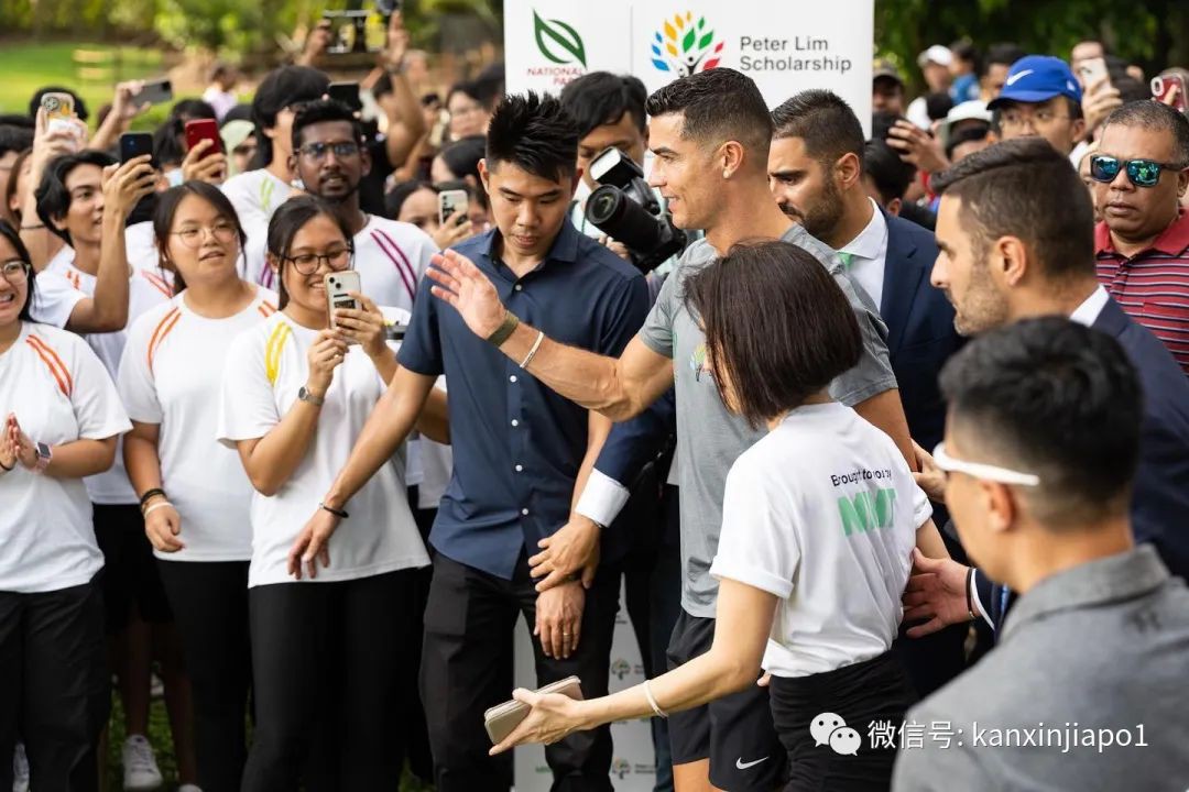 C罗现身新加坡,植物园内引骚动