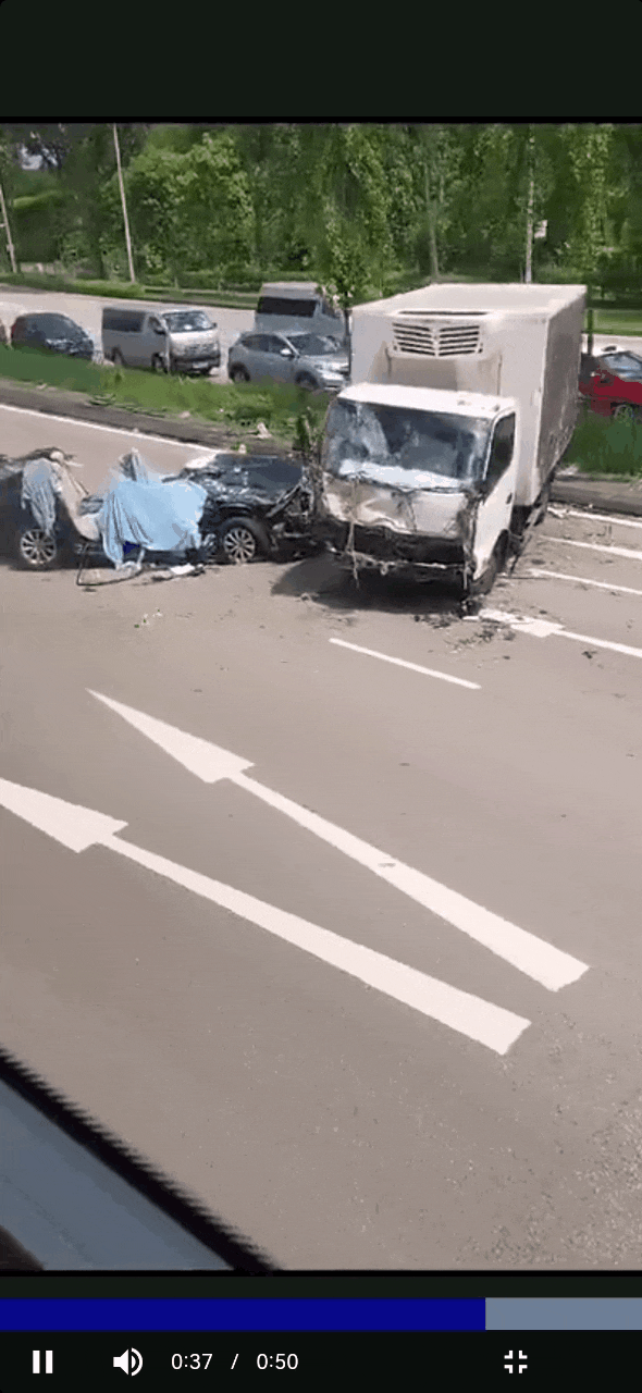 新加坡卡车连撞四车，轿车严重变形，国大法学院教授当场身亡