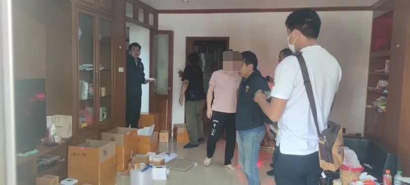 中国毒贩被取消签证后欲逃离泰国，在机场被捕