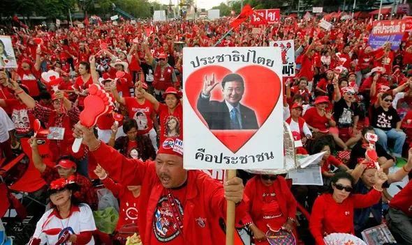 从新加坡起飞！流亡17年的前总理他信，大选前夕抵达泰国