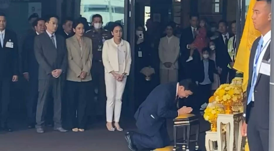 从新加坡起飞！流亡17年的前总理他信，大选前夕抵达泰国