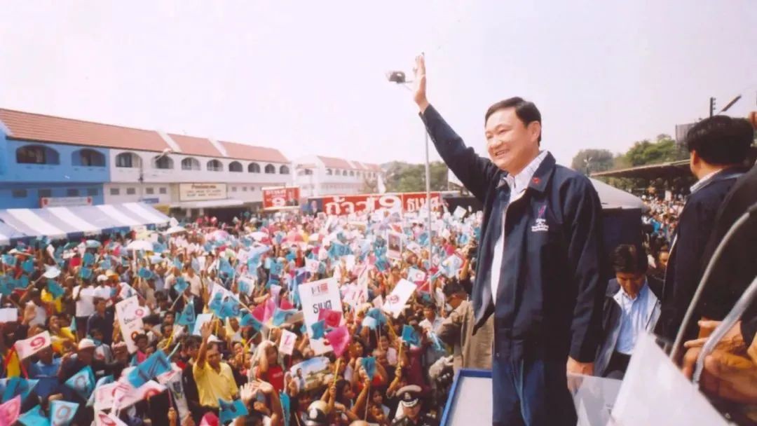 从新加坡起飞！流亡17年的前总理他信，大选前夕抵达泰国