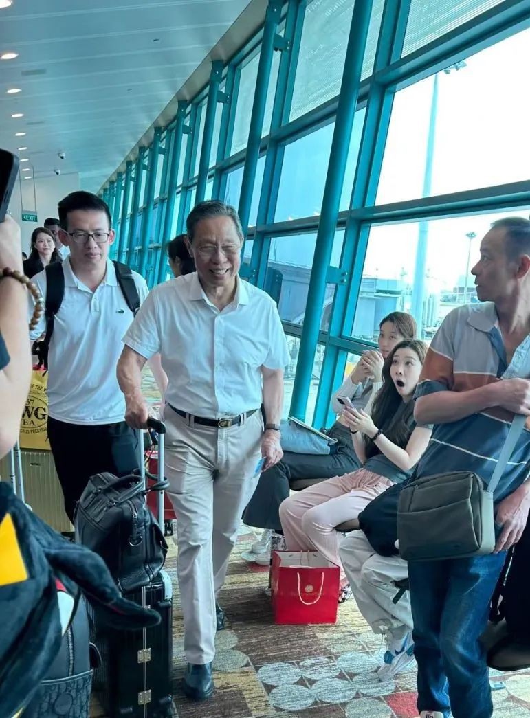 “共和国勋章”获得者钟南山来新加坡了!参观了这些地方…