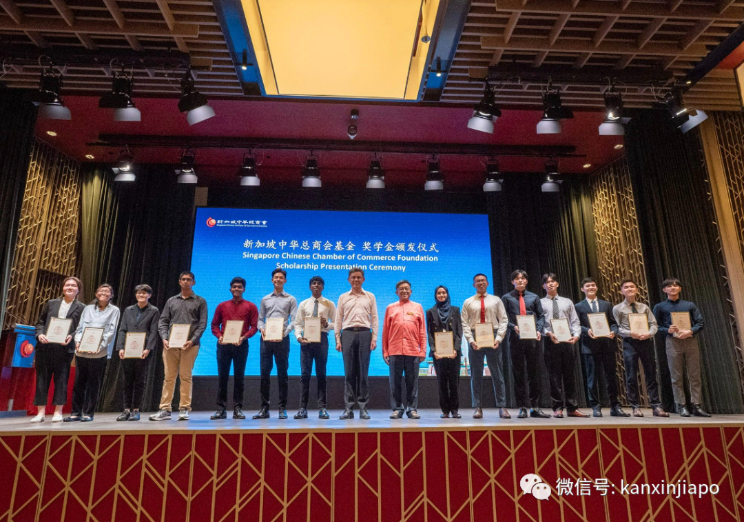 李显龙率领部长等领导祝你中秋快乐