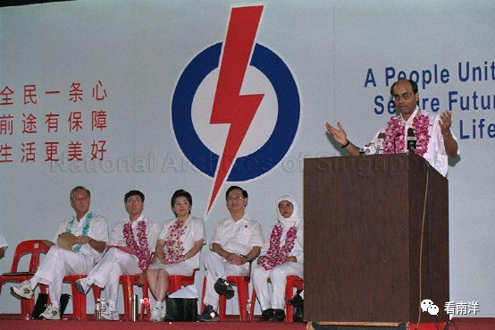 两年当部长,十年当上副总理,新上任的新加坡总统尚达曼有何过人之处?