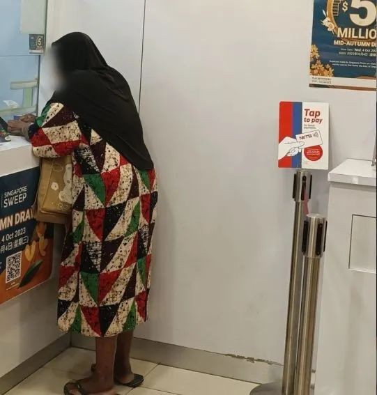 新加坡老奶奶当街乞讨，转过头就去买彩票，还是惯犯