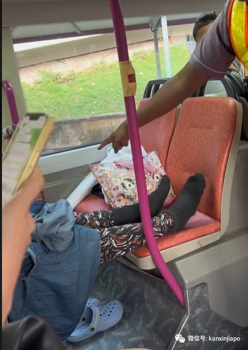 在新加坡巴士上跷脚，司机劝阻乘客无效直接报警