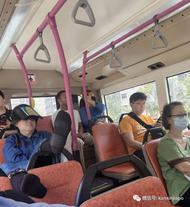在新加坡巴士上跷脚，司机劝阻乘客无效直接报警