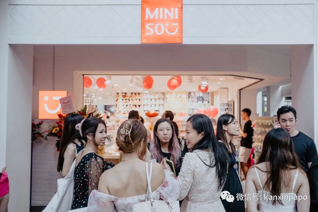 无门槛代金券免费送,每10人抽1人免单~名创优品全新Bugis直播概念店还有什么惊喜?