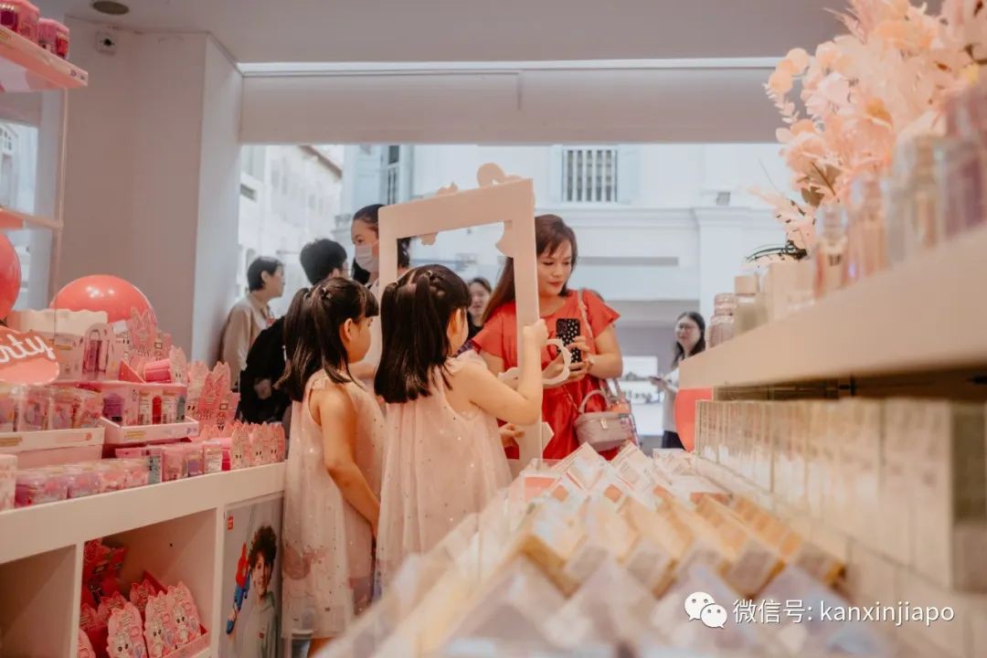无门槛代金券免费送,每10人抽1人免单~名创优品全新Bugis直播概念店还有什么惊喜?