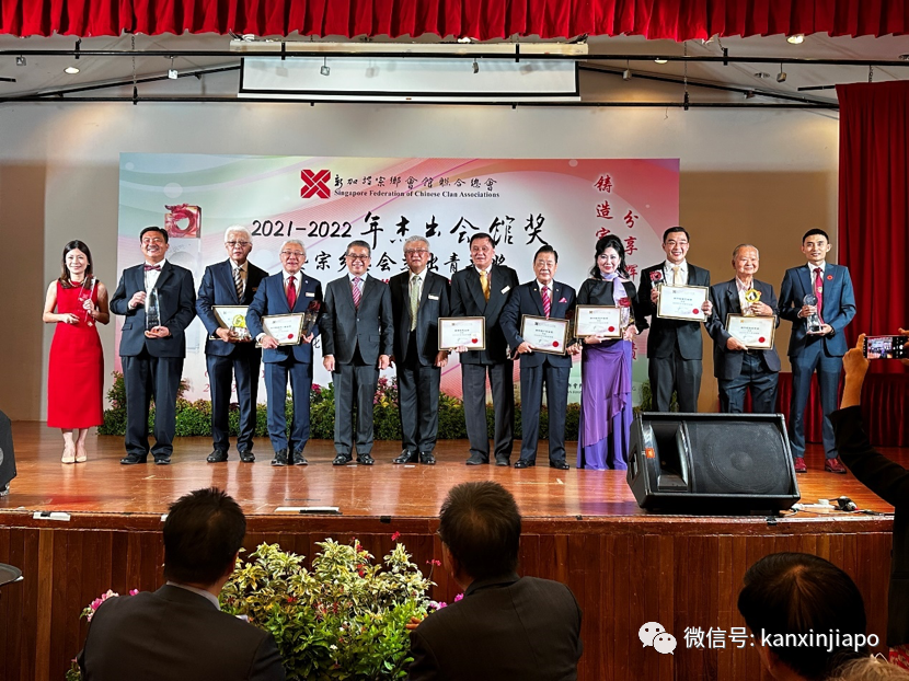 在新加坡,上台领奖的,不少都是中国新移民......