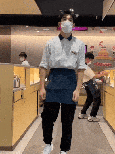 从中国火到海外!新加坡海底捞员工跳起了“科目三”,引起网民热议,官方回应来了