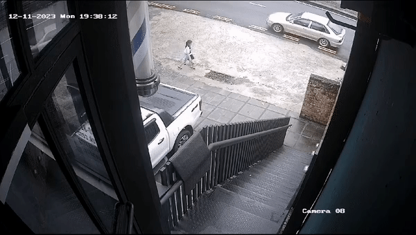 7岁新加坡男孩在新山险遭熟人绑架,父亲为救儿摔断两颗牙