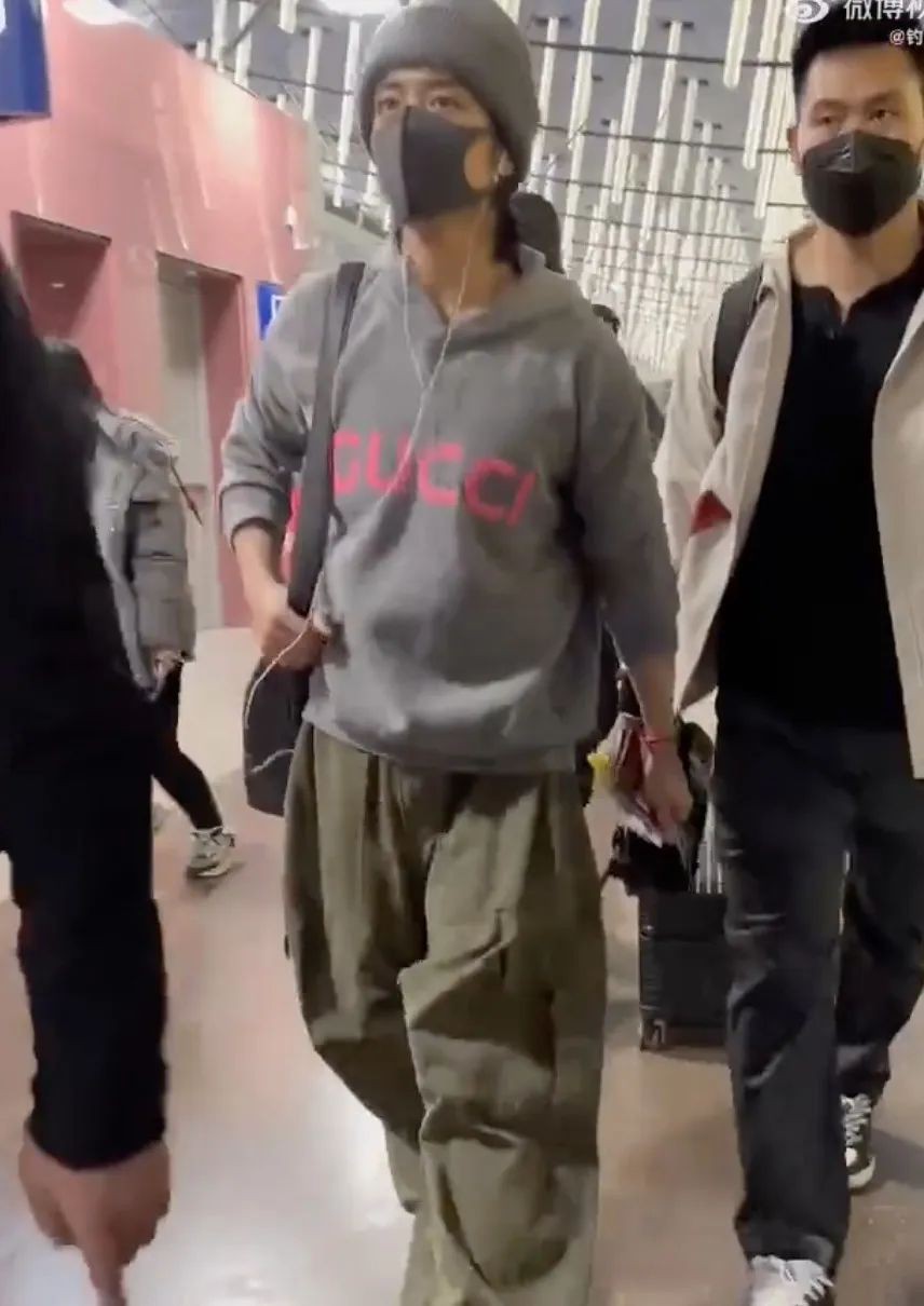 肖战来新加坡啦！狂热粉丝横幅接机