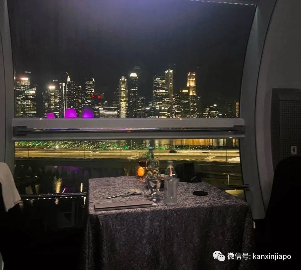 带喜欢的人去摩天轮吃晚餐，新加坡的繁华在她眼里点亮星辰