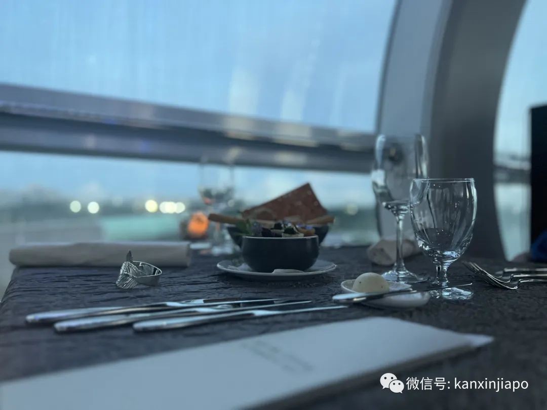 带喜欢的人去摩天轮吃晚餐,新加坡的繁华在她眼里点亮星辰