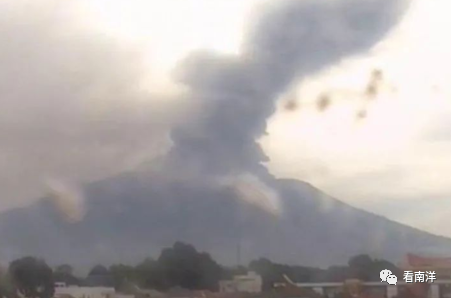 印尼一火山喷发，火山灰柱高达3000米！